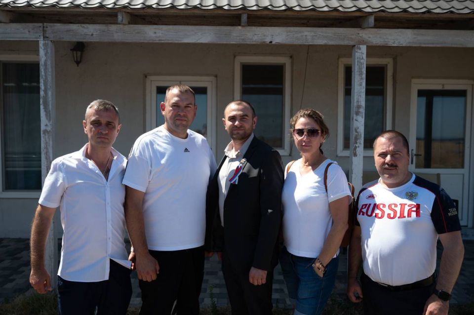 Временно исполняющий полномочия главы городского округа города Новая Каховка Владимир Оганесов на праздновании Дня Государственного флага РФ Временно исполняющий полномочия главы городского округа города Новая Каховка Владимир Оганесов на праздновании Дня Государственного флага РФ