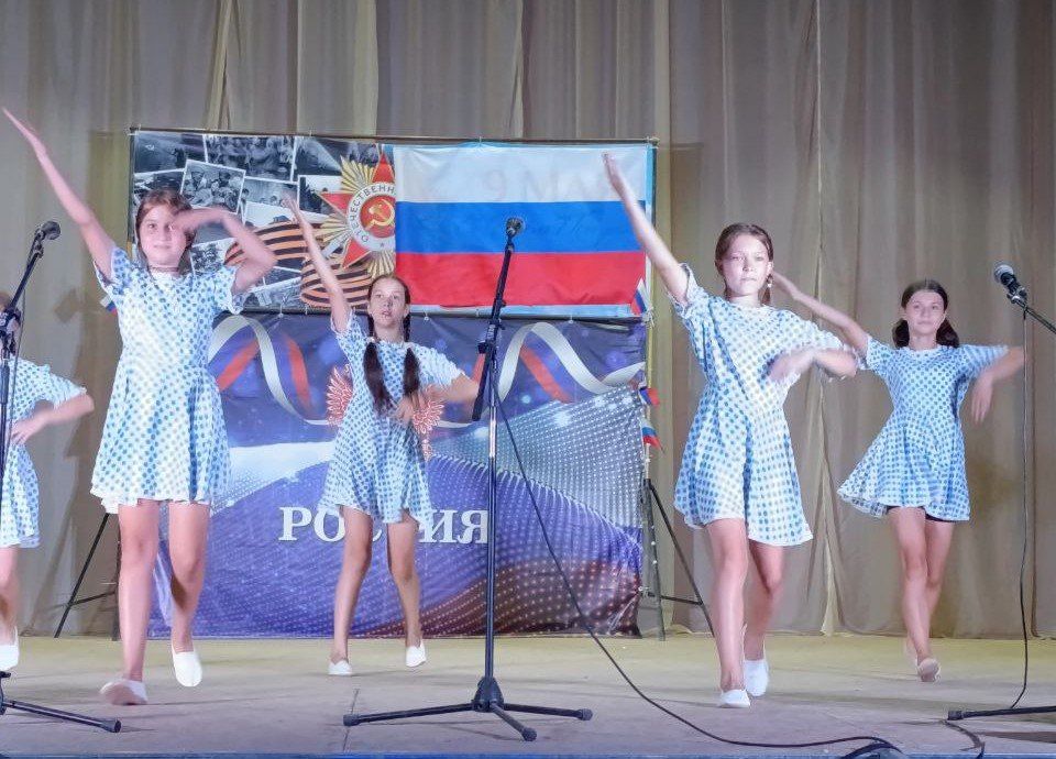 Под Российским флагом. Сегодня 22 августа в филиале №4 Культурно-досугового центра Великолепетихского МО состоялась праздничная программа, посвященная Дню Государственного флага "Под Российским флагом" Под Российским флагом. Сегодня 22 августа в филиале №4 Культурно-досугового центра Великолепетихского МО состоялась праздничная программа, посвященная Дню Государственного флага "Под Российским флагом"