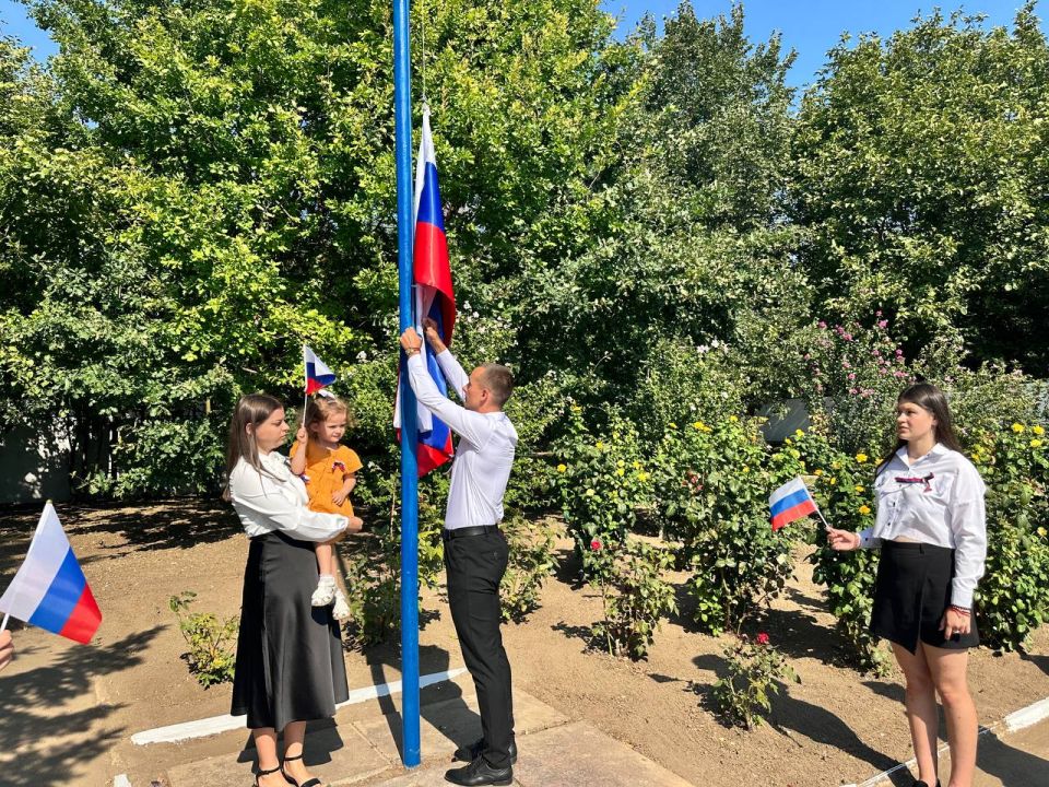 В пгт Ивановка Херсонской области торжественно подняли Государственный флаг Российской Федерации В пгт Ивановка Херсонской области торжественно подняли Государственный флаг Российской Федерации