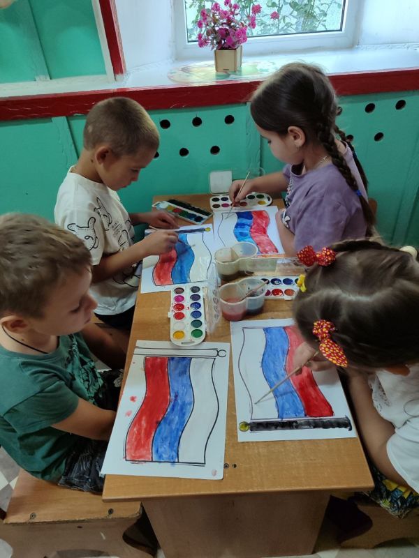 "Дети отмечают День Государственного флага Российской Федерации!" "Дети отмечают День Государственного флага Российской Федерации!"