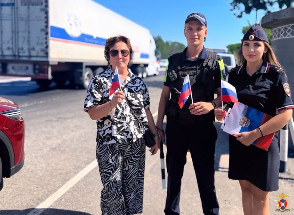 Сотрудники Управления Госавтоинспекции Херсонской области в связи с Днем Государственного флага Российской Федерации провели поздравительную акцию для участников дорожного движения Сотрудники Управления Госавтоинспекции Херсонской области в связи с Днем Государственного флага Российской Федерации провели поздравительную акцию для участников дорожного движения