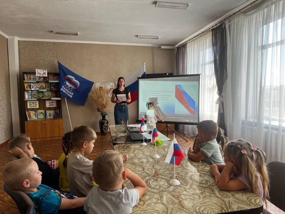 Мероприятие, посвящённое Дню российского флага «Белый, синий, красный – праздник наш прекрасный» прошло в Тавричанском детском саду Мероприятие, посвящённое Дню российского флага «Белый, синий, красный – праздник наш прекрасный» прошло в Тавричанском детском саду