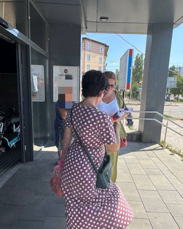 Владимир Оганесов: Гордимся вместе!. По моему поручению в городском округе города Новая Каховка состоялся яркий патриотический флешмоб, посвящённый Дню Государственного флага Российской Федерации! Наши жители с большим... Владимир Оганесов: Гордимся вместе!. По моему поручению в городском округе города Новая Каховка состоялся яркий патриотический флешмоб, посвящённый Дню Государственного флага Российской Федерации! Наши жители с большим...