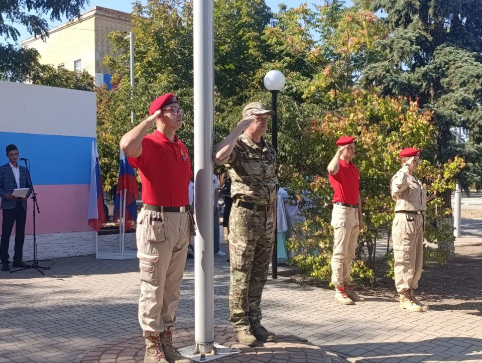 В Геническе отметили День флага России торжественной церемонией В Геническе отметили День флага России торжественной церемонией