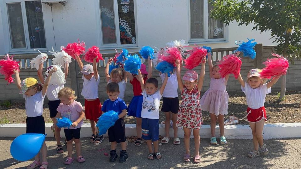 В Новодмитровской школе провели мероприятие для местных детей, посвященное государственным символам России В Новодмитровской школе провели мероприятие для местных детей, посвященное государственным символам России