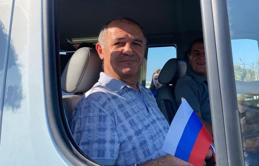 В честь Дня Государственного флага волонтеры «Молодой Гвардии Единой России» вместе с военнослужащими вручают жителям Херсонской области ленты-триколоры и флажки В честь Дня Государственного флага волонтеры «Молодой Гвардии Единой России» вместе с военнослужащими вручают жителям Херсонской области ленты-триколоры и флажки