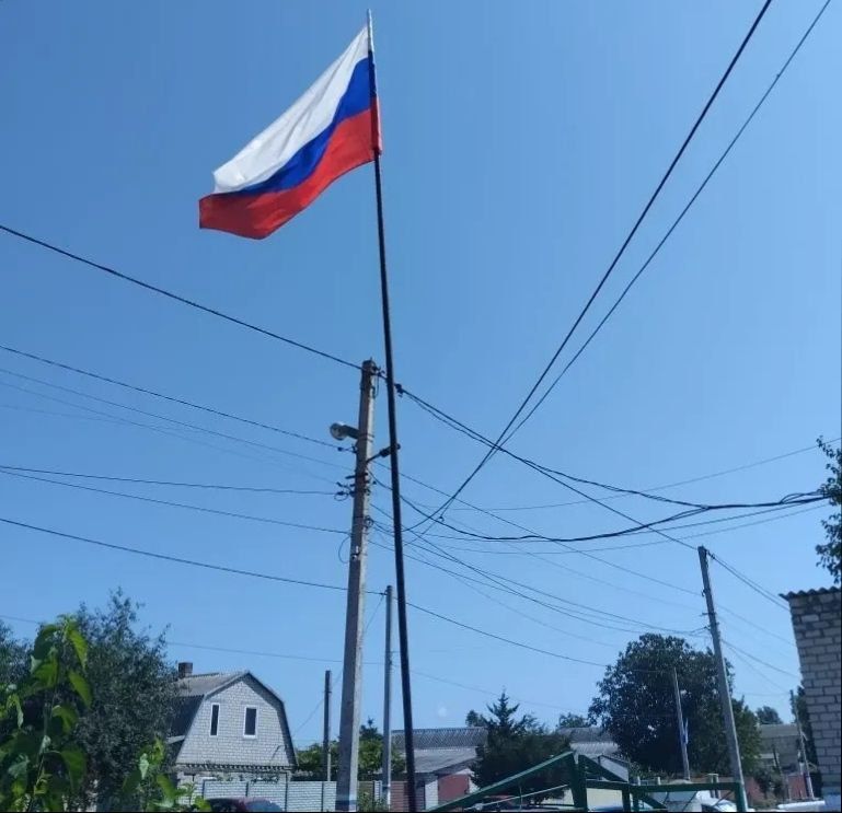В Голопристанском округе ко Дню флага обновлены государственные символы В Голопристанском округе ко Дню флага обновлены государственные символы