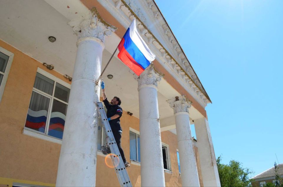 Ко Дню Флага России: Патриотическая акция в селе Азовское! Ко Дню Флага России: Патриотическая акция в селе Азовское!
