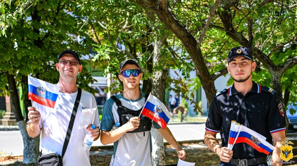 В Херсонской области полицейские раздали геничанам флажки-триколоры в честь Дня государственного флага России В Херсонской области полицейские раздали геничанам флажки-триколоры в честь Дня государственного флага России