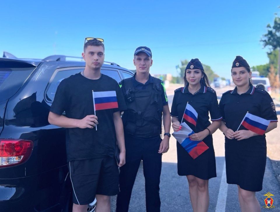 Сотрудники Управления Госавтоинспекции Херсонской области в связи с Днем Государственного флага Российской Федерации провели поздравительную акцию для участников дорожного движения