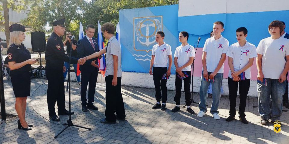 В День Государственного флага Российской Федерации юным жителям Херсонской области вручены первые паспорта В День Государственного флага Российской Федерации юным жителям Херсонской области вручены первые паспорта