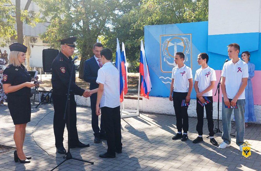 Юным жителям Херсонской области вручили первые паспорта в День Государственного флага России Юным жителям Херсонской области вручили первые паспорта в День Государственного флага России