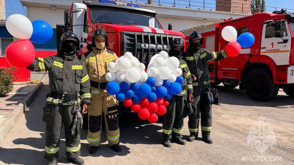 В день государственного флага Российской Федерации, сотрудники МЧС России с гордостью поднимают триколор! В день государственного флага Российской Федерации, сотрудники МЧС России с гордостью поднимают триколор!