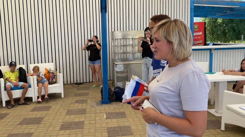 Для участников проекта «Каникулы с Единой Россией» волонтеры МГЕР подготовили викторину о Государственном флаге России Для участников проекта «Каникулы с Единой Россией» волонтеры МГЕР подготовили викторину о Государственном флаге России