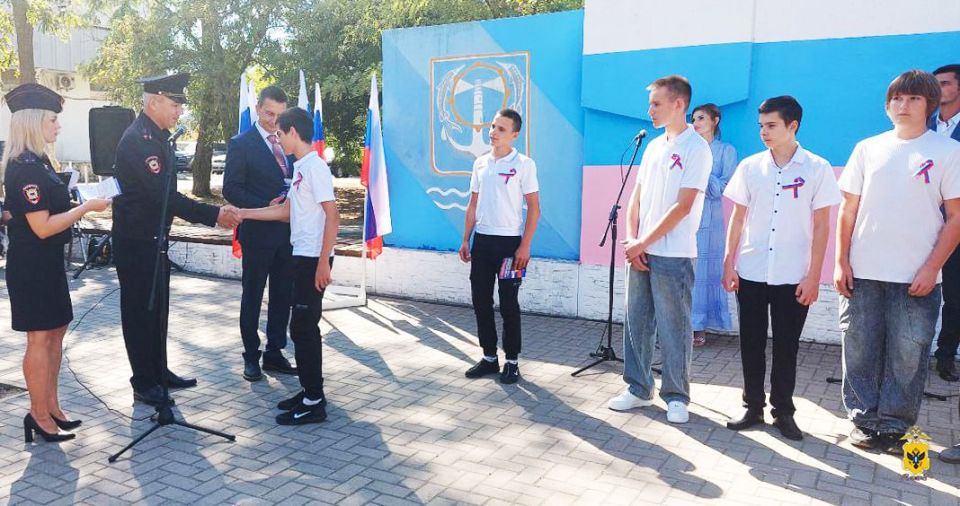 В День Государственного флага Российской Федерации юным жителям Херсонской области вручены первые паспорта В День Государственного флага Российской Федерации юным жителям Херсонской области вручены первые паспорта