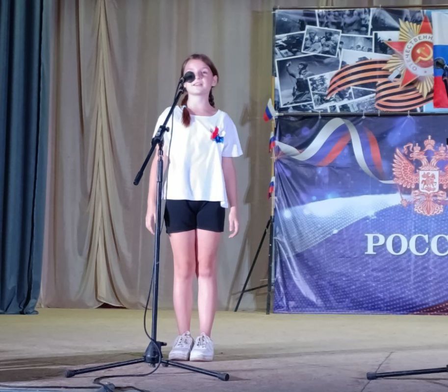 Под Российским флагом. Сегодня 22 августа в филиале №4 Культурно-досугового центра Великолепетихского МО состоялась праздничная программа, посвященная Дню Государственного флага "Под Российским флагом" Под Российским флагом. Сегодня 22 августа в филиале №4 Культурно-досугового центра Великолепетихского МО состоялась праздничная программа, посвященная Дню Государственного флага "Под Российским флагом"