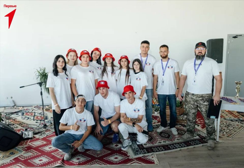 Большой фотоотчет Первых с празднования Дня Государственного флага России в Творческом поселке «Счастливцево» Большой фотоотчет Первых с празднования Дня Государственного флага России в Творческом поселке «Счастливцево»