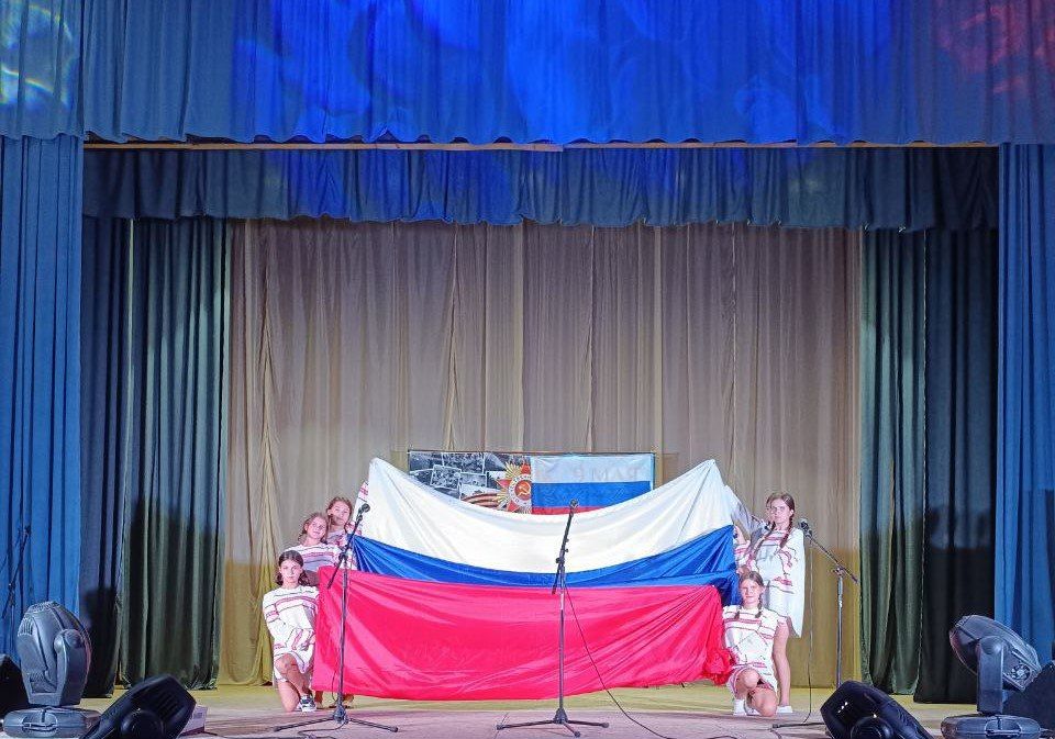 Под Российским флагом. Сегодня 22 августа в филиале №4 Культурно-досугового центра Великолепетихского МО состоялась праздничная программа, посвященная Дню Государственного флага "Под Российским флагом" Под Российским флагом. Сегодня 22 августа в филиале №4 Культурно-досугового центра Великолепетихского МО состоялась праздничная программа, посвященная Дню Государственного флага "Под Российским флагом"