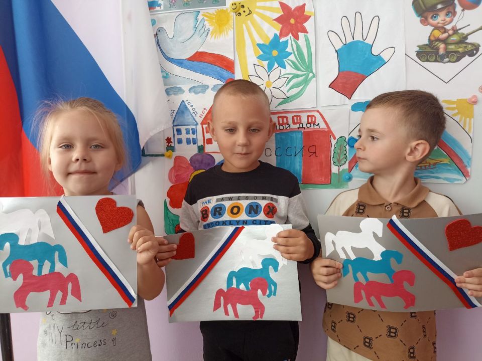 "Дети отмечают День Государственного флага Российской Федерации!" "Дети отмечают День Государственного флага Российской Федерации!"