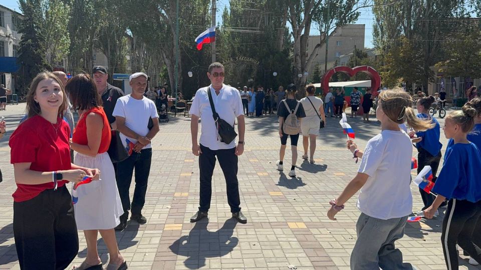 Женским движением Единой России в Скадовском округе ко Дню флага России организована танцевальная акция Женским движением Единой России в Скадовском округе ко Дню флага России организована танцевальная акция