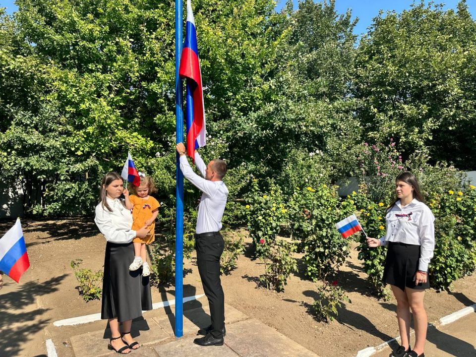 В пгт Ивановка Херсонской области торжественно подняли Государственный флаг Российской Федерации В пгт Ивановка Херсонской области торжественно подняли Государственный флаг Российской Федерации
