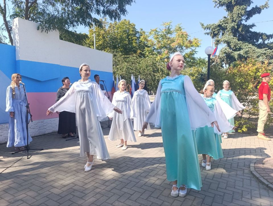 В Геническе отметили День флага России торжественной церемонией В Геническе отметили День флага России торжественной церемонией