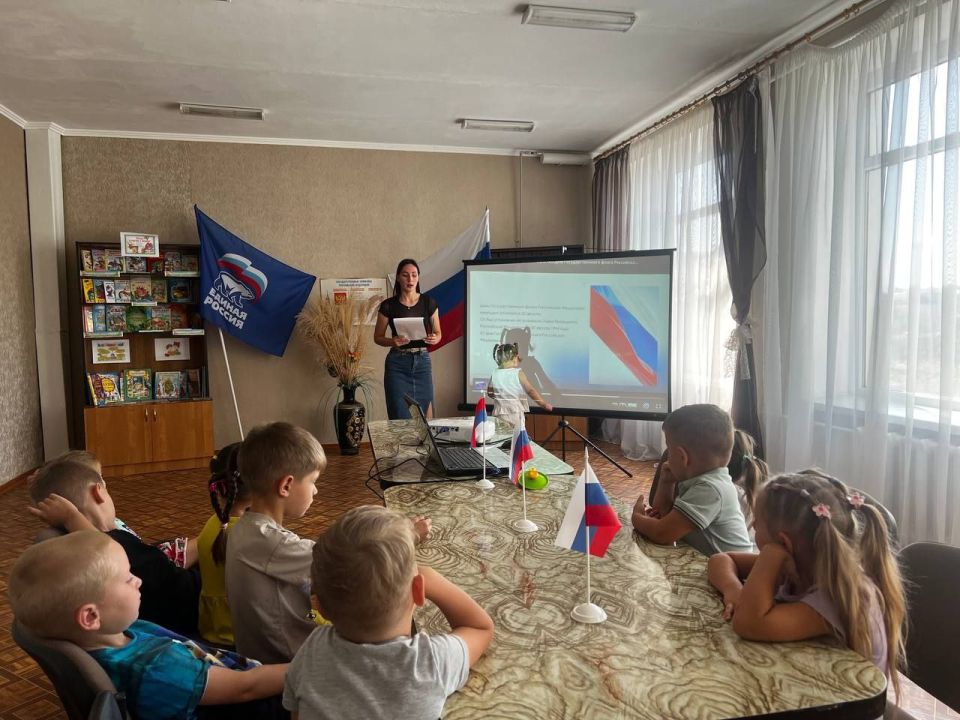 По инициативе муниципального депутата Виктории Кузнецовой в Тавричанском детском саду "Ромашка" прошло патриотическое занятие с воспитанниками, посвящённое Дню государственного флага России По инициативе муниципального депутата Виктории Кузнецовой в Тавричанском детском саду "Ромашка" прошло патриотическое занятие с воспитанниками, посвящённое Дню государственного флага России