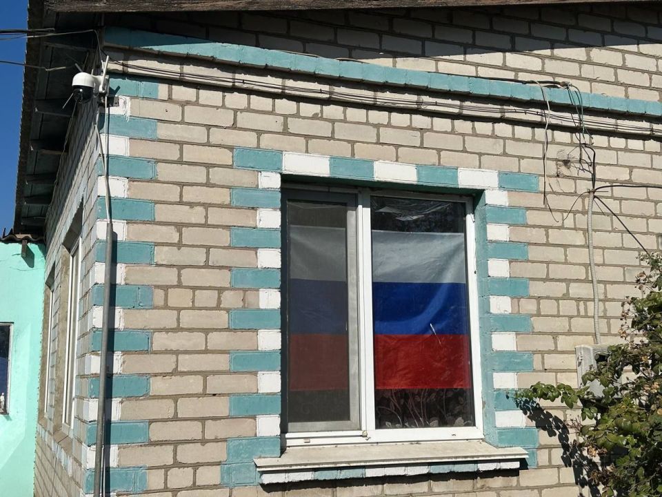 Российский триколор — один из важнейших национальных символов. Он олицетворяет великую Россию, объединяет народ, укрепляет веру в благополучное будущее. В честь Дня Государственного флага Российской Федерации жители... Российский триколор — один из важнейших национальных символов. Он олицетворяет великую Россию, объединяет народ, укрепляет веру в благополучное будущее. В честь Дня Государственного флага Российской Федерации жители...