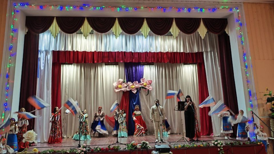 Торжественный концерт в честь Дня Государственного флага РФ объединил жителей села Вольное Торжественный концерт в честь Дня Государственного флага РФ объединил жителей села Вольное