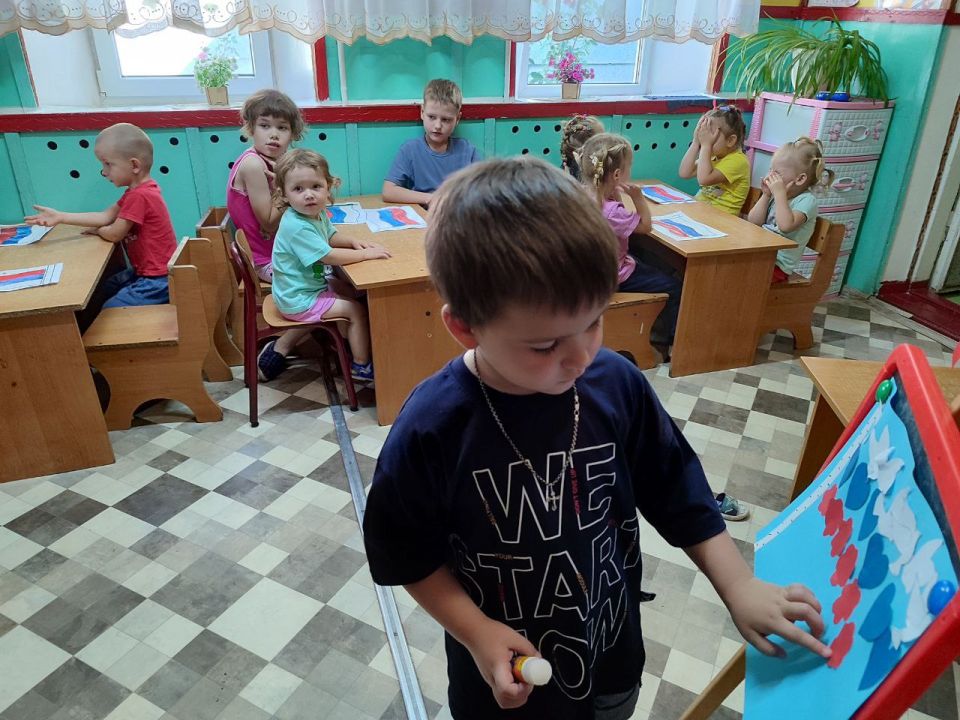 "Дети отмечают День Государственного флага Российской Федерации!" "Дети отмечают День Государственного флага Российской Федерации!"