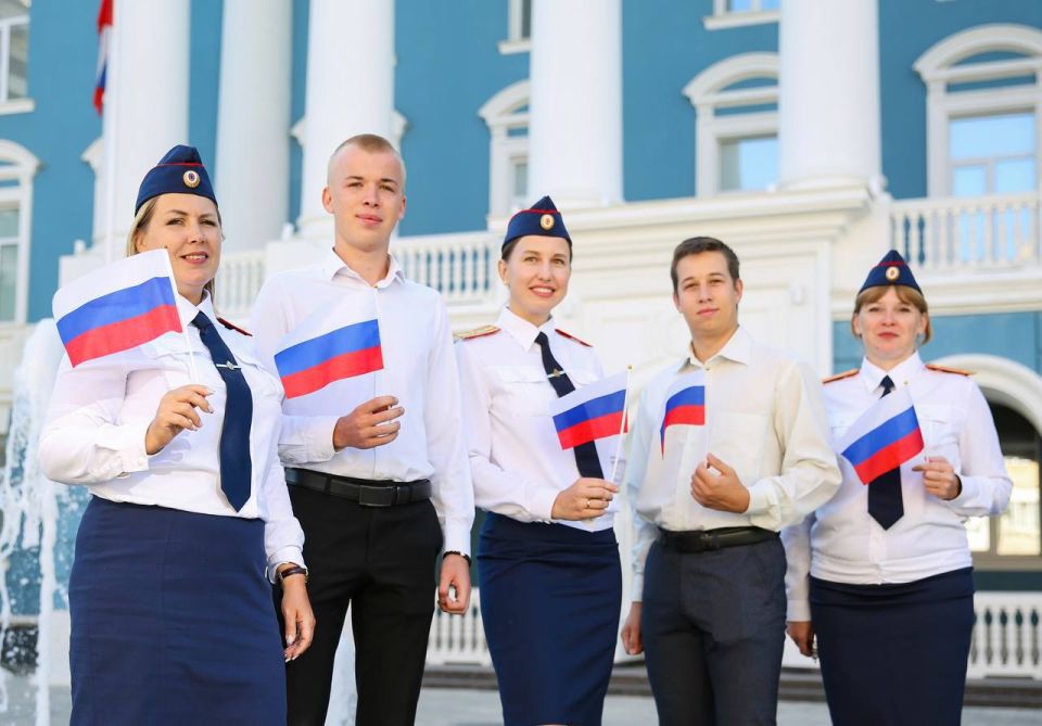 Офицеры Следственного комитета присоединились к патриотическим акциям, приуроченным ко Дню Государственного флага России Офицеры Следственного комитета присоединились к патриотическим акциям, приуроченным ко Дню Государственного флага России