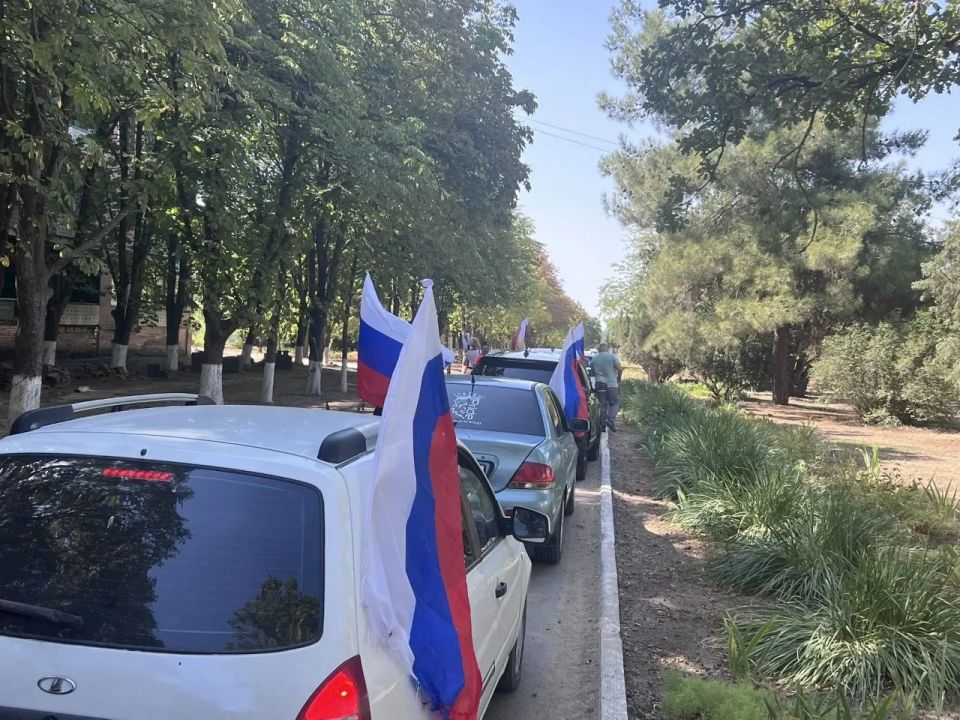 Геническ отметил День государственного флага России Геническ отметил День государственного флага России