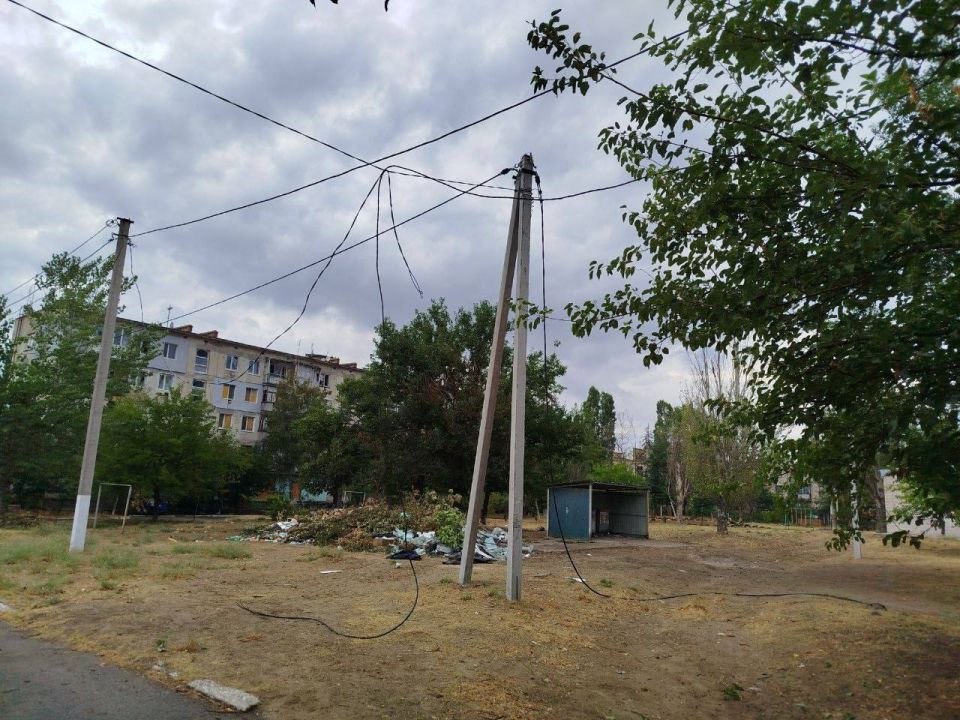 Сегодня в результате артиллерийского обстрела поврежден многоквартирный дом в г. Новая Каховка и газопровод, перебиты провода ЛЭП Сегодня в результате артиллерийского обстрела поврежден многоквартирный дом в г. Новая Каховка и газопровод, перебиты провода ЛЭП