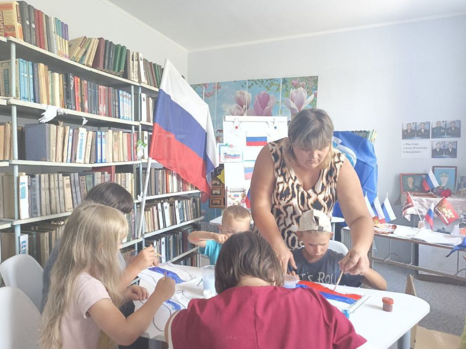Библиотекари Чаплынского муниципального округа отметели День Государственного флага России Библиотекари Чаплынского муниципального округа отметели День Государственного флага России