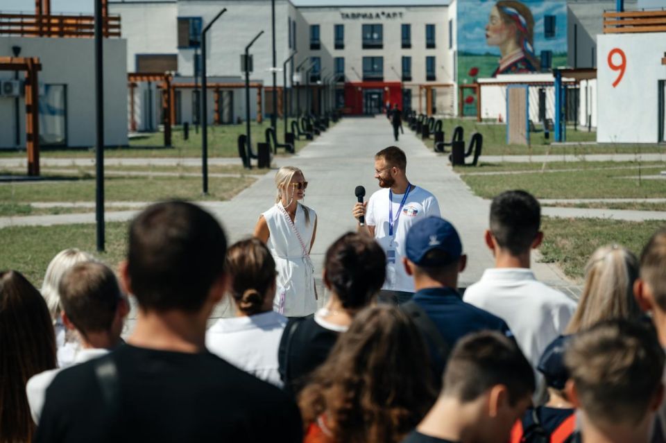 В творческом посёлке «Счастливцево» по-особенному отметили День Государственного флага России В творческом посёлке «Счастливцево» по-особенному отметили День Государственного флага России