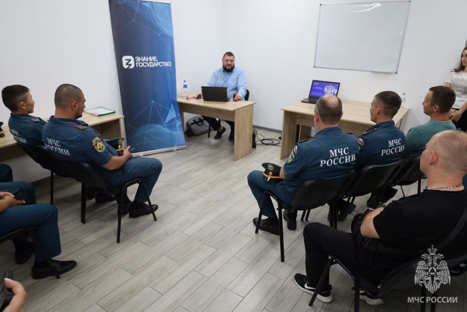 "Знание.Государство" против рисков: пожарным рассказали об угрозе НАТО и кибертерроризме