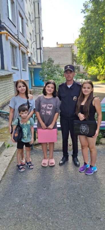 В преддверии нового учебного года сотрудники транспортной полиции Северо-Кавказского региона приняли участие в благотворительной акции «Помоги собраться в школу» В преддверии нового учебного года сотрудники транспортной полиции Северо-Кавказского региона приняли участие в благотворительной акции «Помоги собраться в школу»