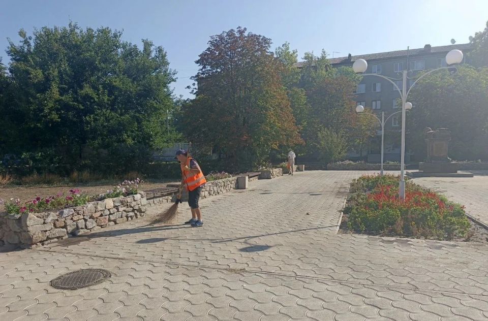 Украшение улиц! Озеленители и жители нашего округа заботятся о цветах и клумбах Украшение улиц! Озеленители и жители нашего округа заботятся о цветах и клумбах