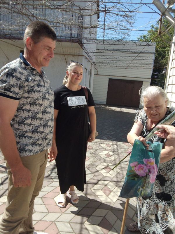 В Счастливцево поздравили заслуженного педагога В Счастливцево поздравили заслуженного педагога