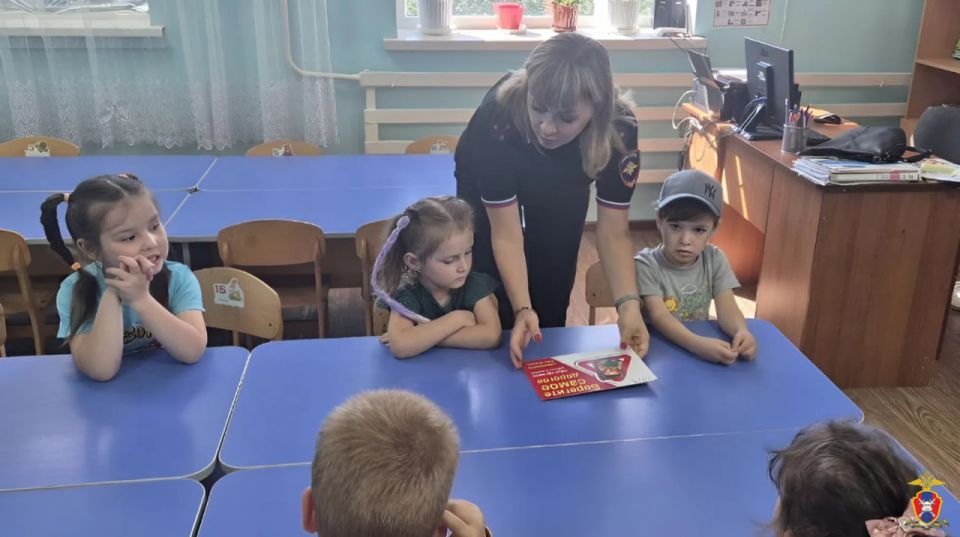 В Херсонской области сотрудники Госавтоинспекции провели профилактическое мероприятие для воспитанников детского сада В Херсонской области сотрудники Госавтоинспекции провели профилактическое мероприятие для воспитанников детского сада