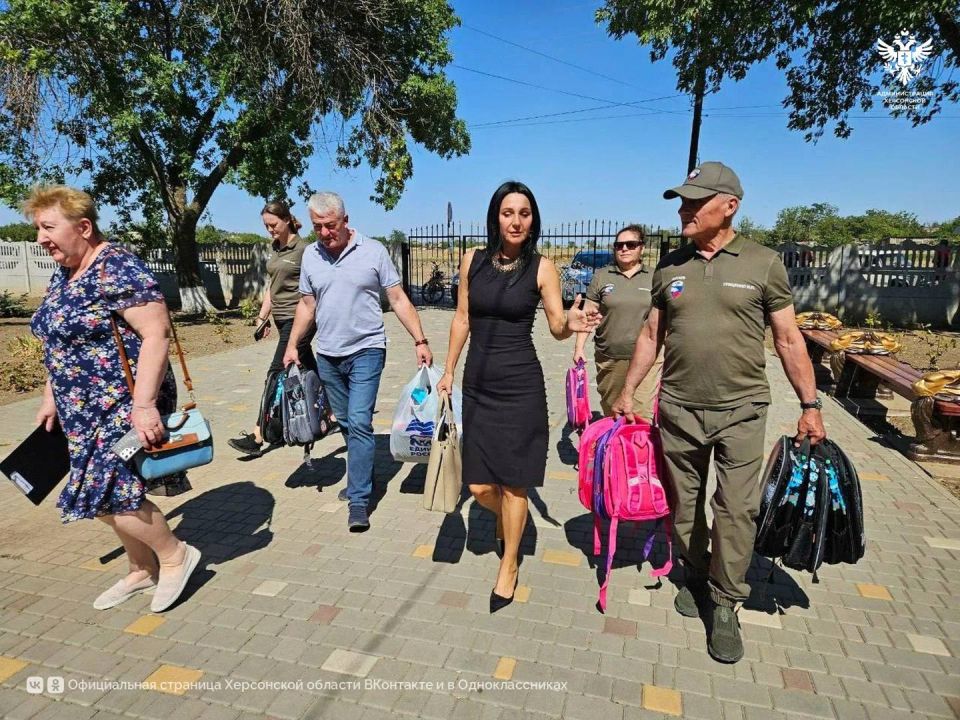 700 рюкзаков из Краснодарского края и 600 сладких подарков от херсонского депутата передаст ко Дню знаний «Единая Россия» для школьников Херсонской области 700 рюкзаков из Краснодарского края и 600 сладких подарков от херсонского депутата передаст ко Дню знаний «Единая Россия» для школьников Херсонской области