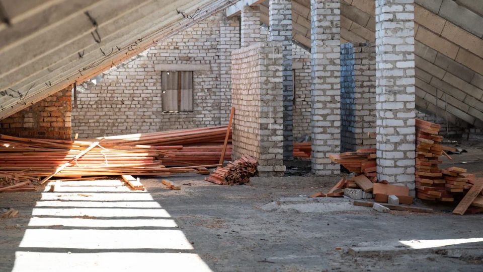 В Новоалексеевке в ближайшую неделю завершится ремонт крыш многоквартирных домов, сообщил Владимир Сальдо В Новоалексеевке в ближайшую неделю завершится ремонт крыш многоквартирных домов, сообщил Владимир Сальдо