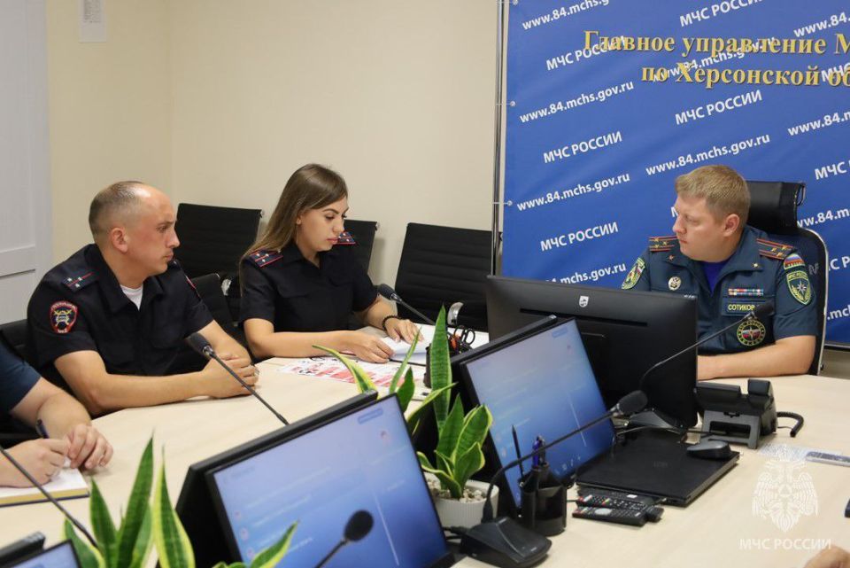 Сотрудники Управления Госавтоинспекции провели занятие по соблюдению Правил дорожного движения для личного состава Главного управления МЧС России по Херсонской области Сотрудники Управления Госавтоинспекции провели занятие по соблюдению Правил дорожного движения для личного состава Главного управления МЧС России по Херсонской области