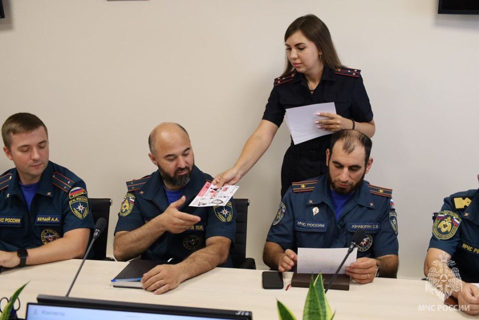 Сотрудники Управления Госавтоинспекции провели занятие по соблюдению Правил дорожного движения для личного состава Главного управления МЧС России по Херсонской области Сотрудники Управления Госавтоинспекции провели занятие по соблюдению Правил дорожного движения для личного состава Главного управления МЧС России по Херсонской области