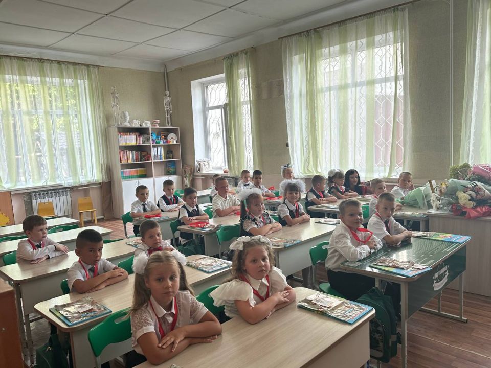 Дочь члена партии Алексея Смирнова пошла в первый класс Дочь члена партии Алексея Смирнова пошла в первый класс