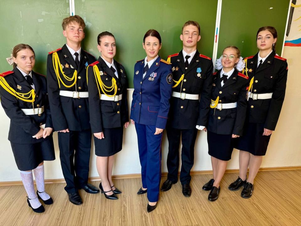 Офицеры следственного управления поздравили с Днем знаний учеников кадетских классов СК России Офицеры следственного управления поздравили с Днем знаний учеников кадетских классов СК России