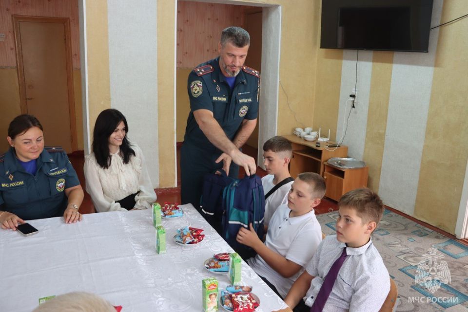 Сотрудники МЧС России приняли участие в акции «Собери ребенка в школу» Сотрудники МЧС России приняли участие в акции «Собери ребенка в школу»