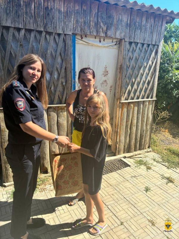 В Херсонской области полицейские продолжают участие во Всероссийской акции «Помоги пойти учиться» В Херсонской области полицейские продолжают участие во Всероссийской акции «Помоги пойти учиться»