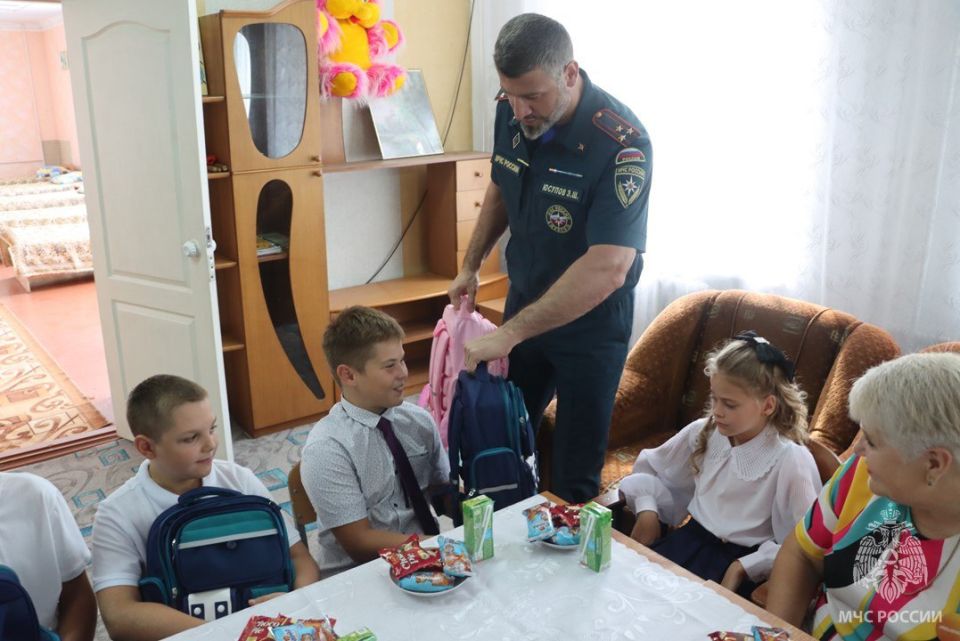 Сотрудники МЧС России приняли участие в акции «Собери ребенка в школу» Сотрудники МЧС России приняли участие в акции «Собери ребенка в школу»