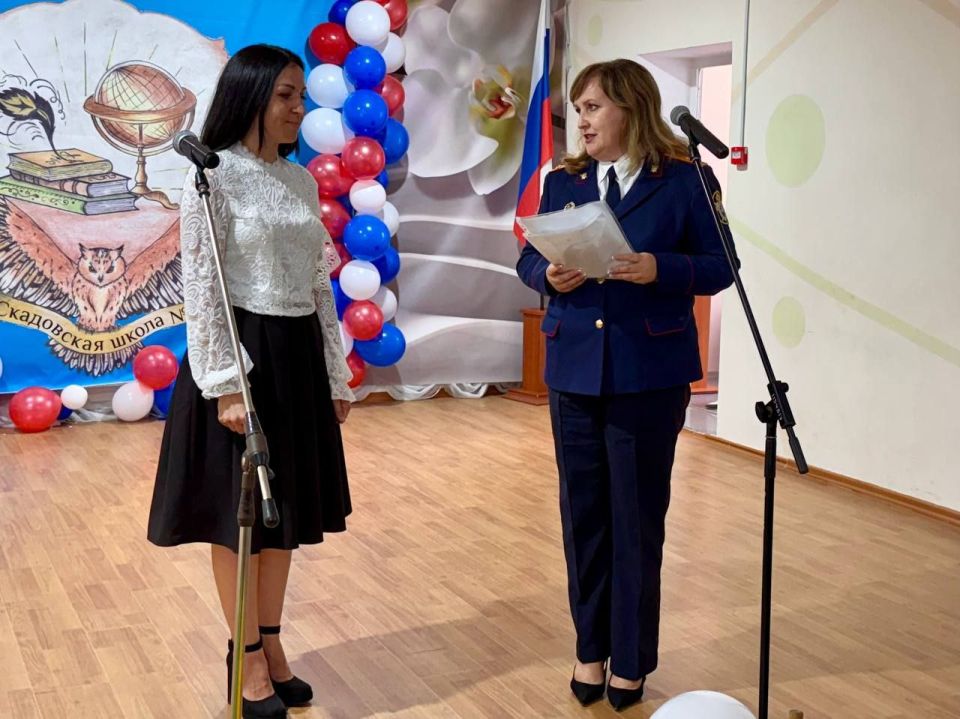 Офицеры следственного управления поздравили с Днем знаний учеников кадетских классов СК России Офицеры следственного управления поздравили с Днем знаний учеников кадетских классов СК России
